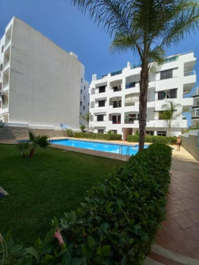 Grand appartement en face à la mer avec piscine.